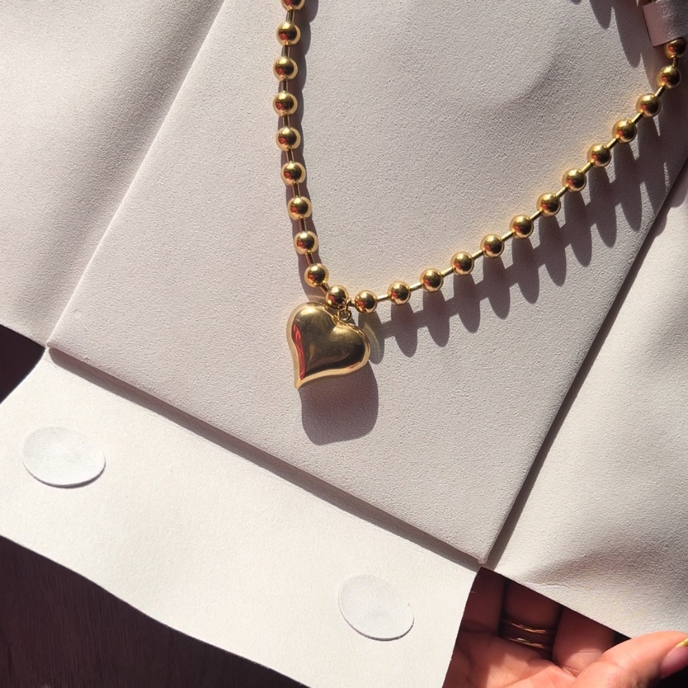 Meet your Posher: Welcome to the official Feminine Poshmark closet 🪞🛍️🫧 - Picture 4 of 8